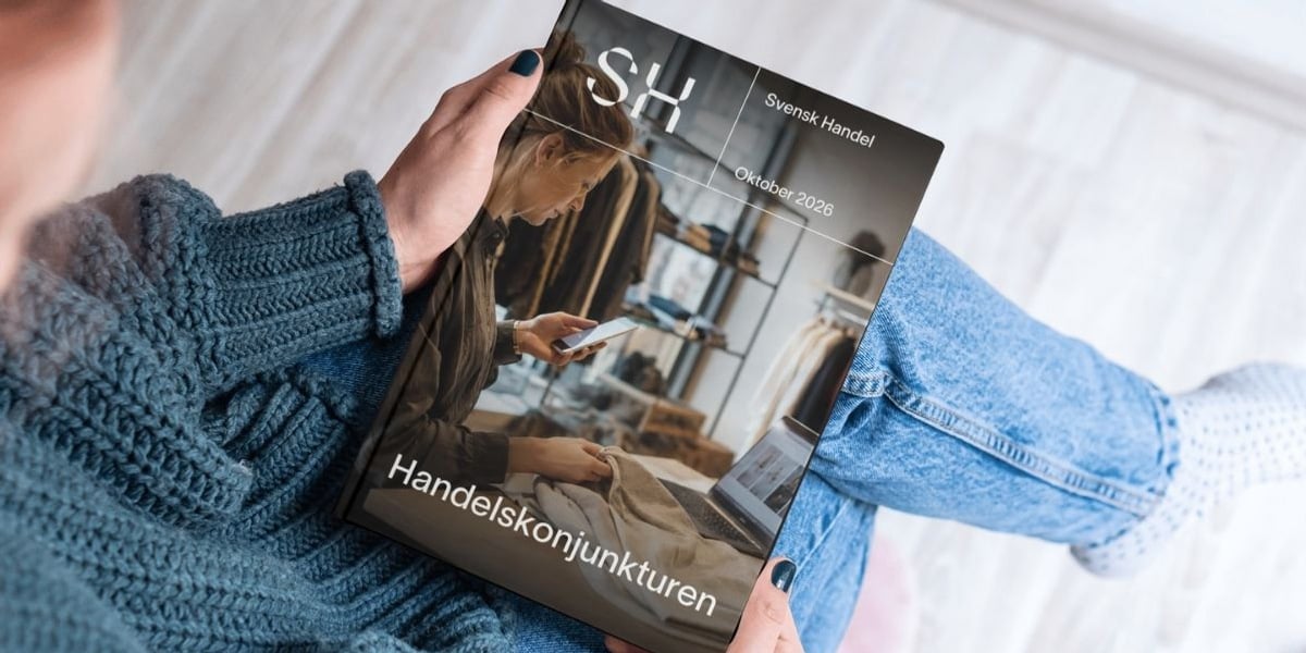 En person som håller en bok i händerna.