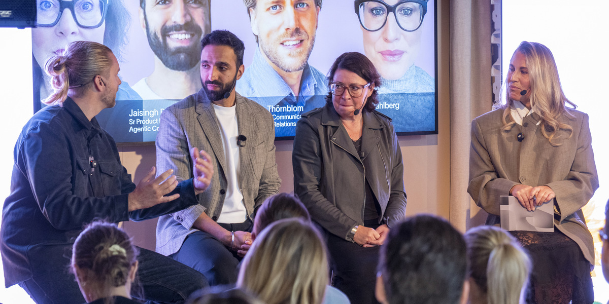 En grupp människor som sitter framför en skärm.