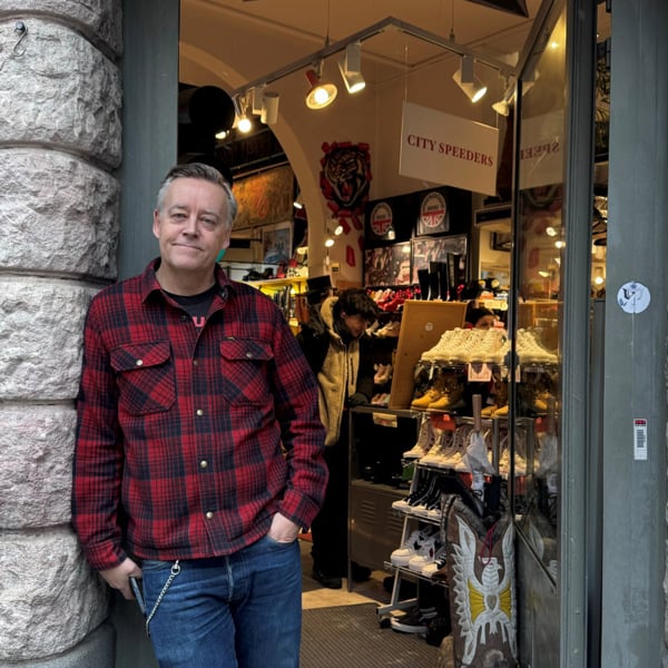 En man som står i dörröppningen till en butik.