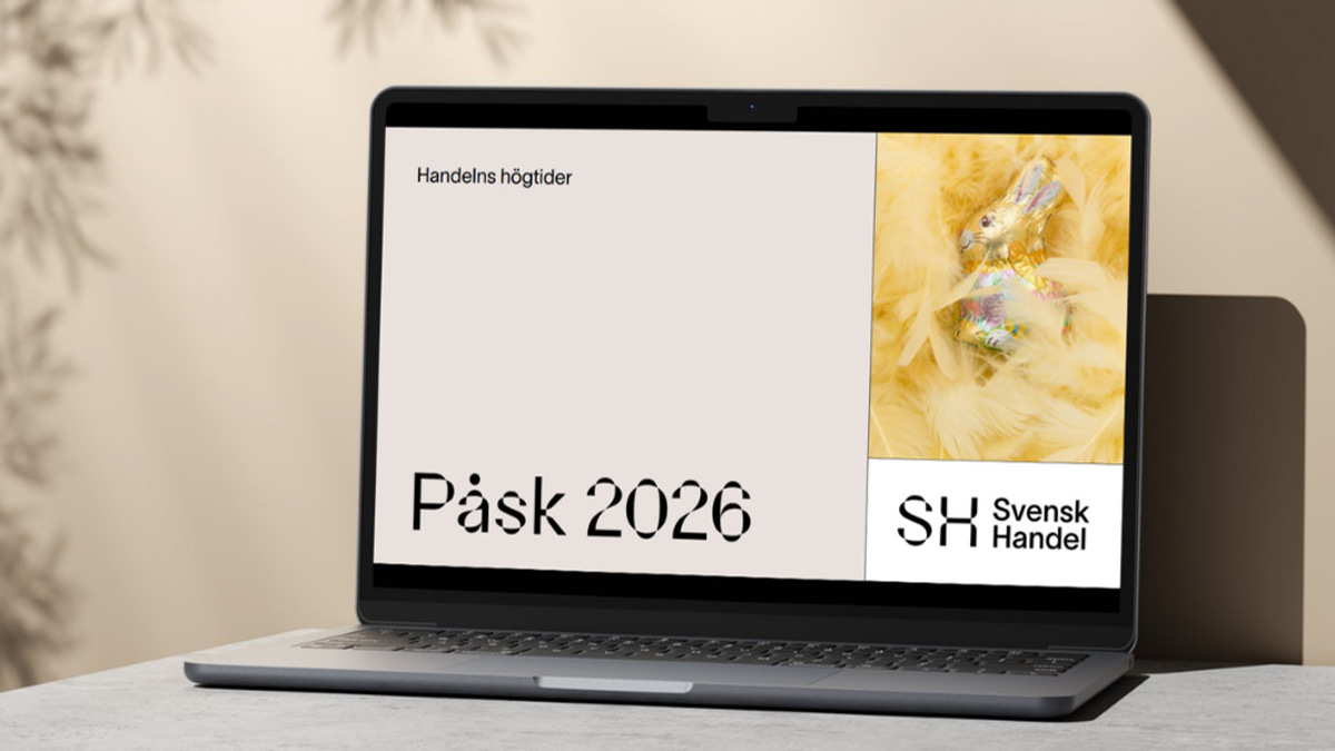 En bärbar dator som sitter på ett bord.