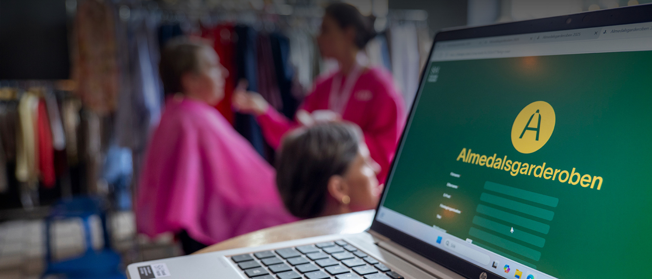 En bärbar dator som sitter på ett träbord.