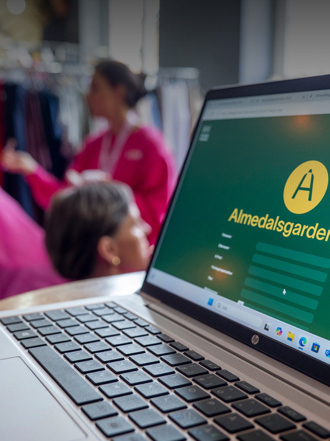 En öppen bärbar dator som sitter på toppen av ett bord.