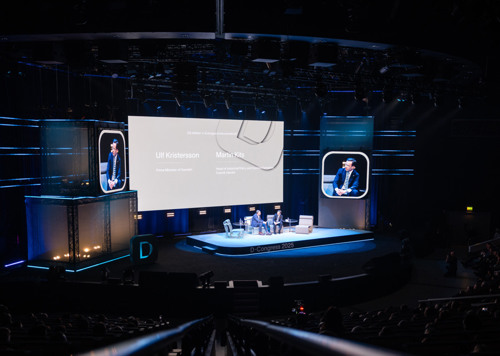 En scen som har en storbildsskärm på sig.