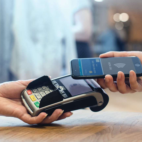 Två personer som håller mobiltelefoner i sina händer.