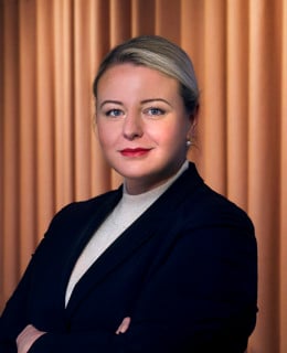 En kvinna som står framför en disk med ett stearinljus.