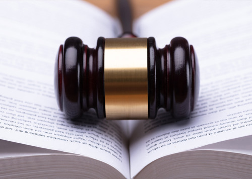 En domarklubba i trä på en bok.