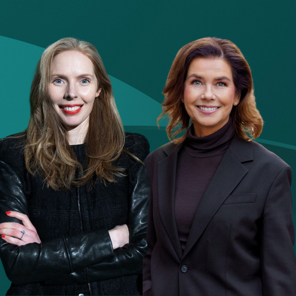 Två kvinnor står bredvid varandra mot en grön bakgrund.