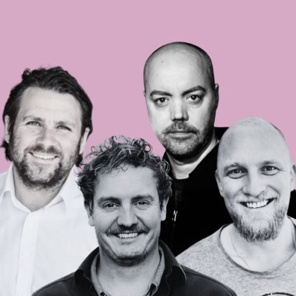 En grupp män som står bredvid varandra.