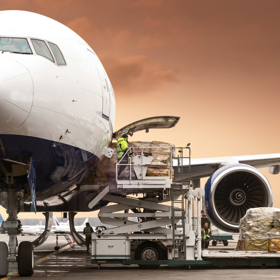 Ett stort passagerarplan som står på en flygplats asfalt.