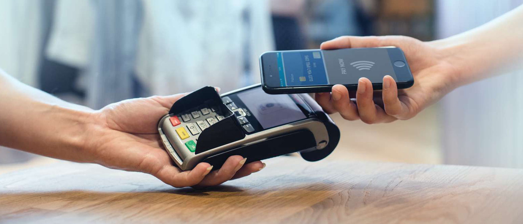 Två personer som håller mobiltelefoner i sina händer.