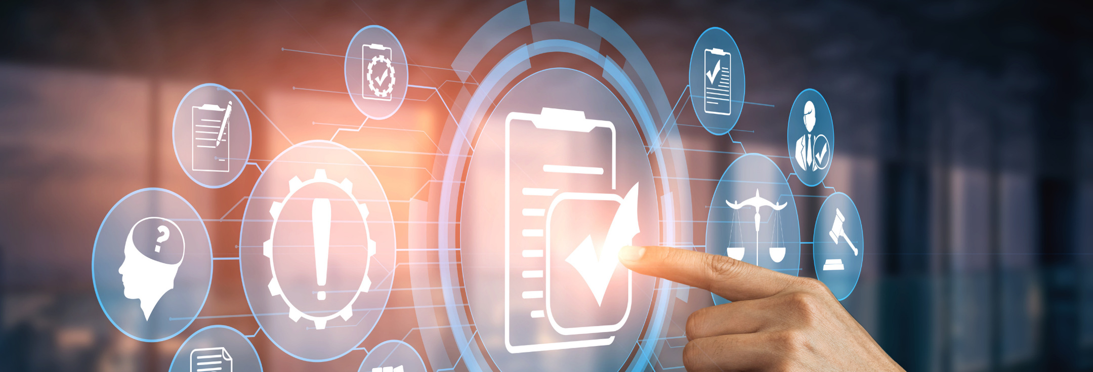 En hand som trycker på en knapp på en pekskärm.