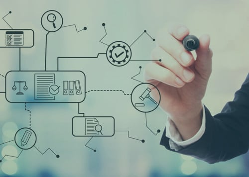 En man i kostym skriver på en skärm.