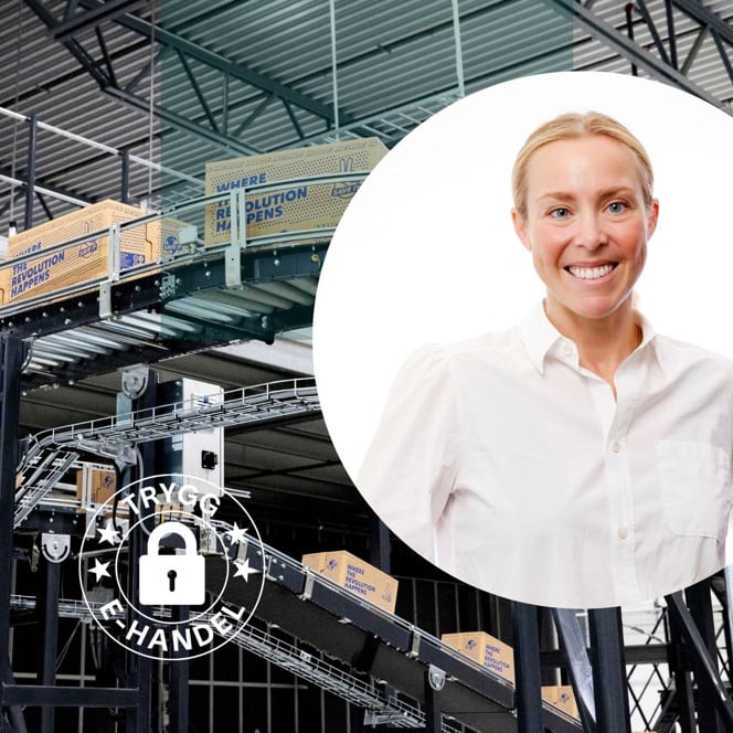 En kvinna i vit skjorta står framför ett transportband.