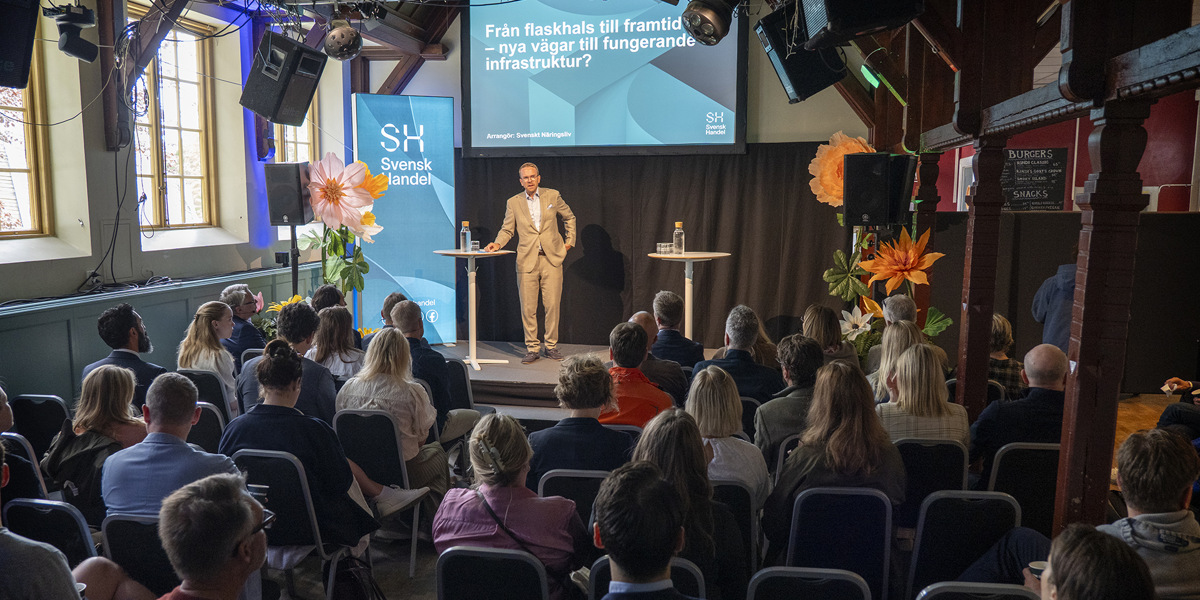 En man som håller en presentation för en grupp människor.