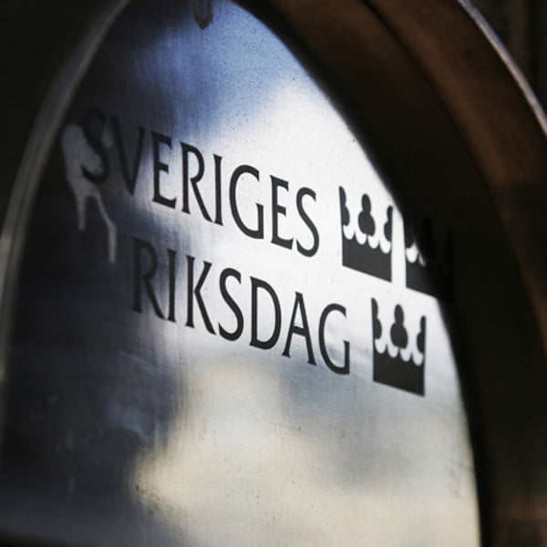 En närbild av en gatuskylt på en byggnad.