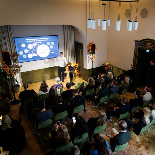 En grupp människor som sitter i stolar i ett rum.