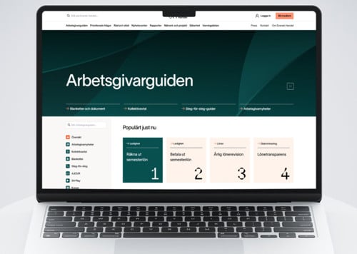 En bärbar dator som sitter på ett vitt bord.