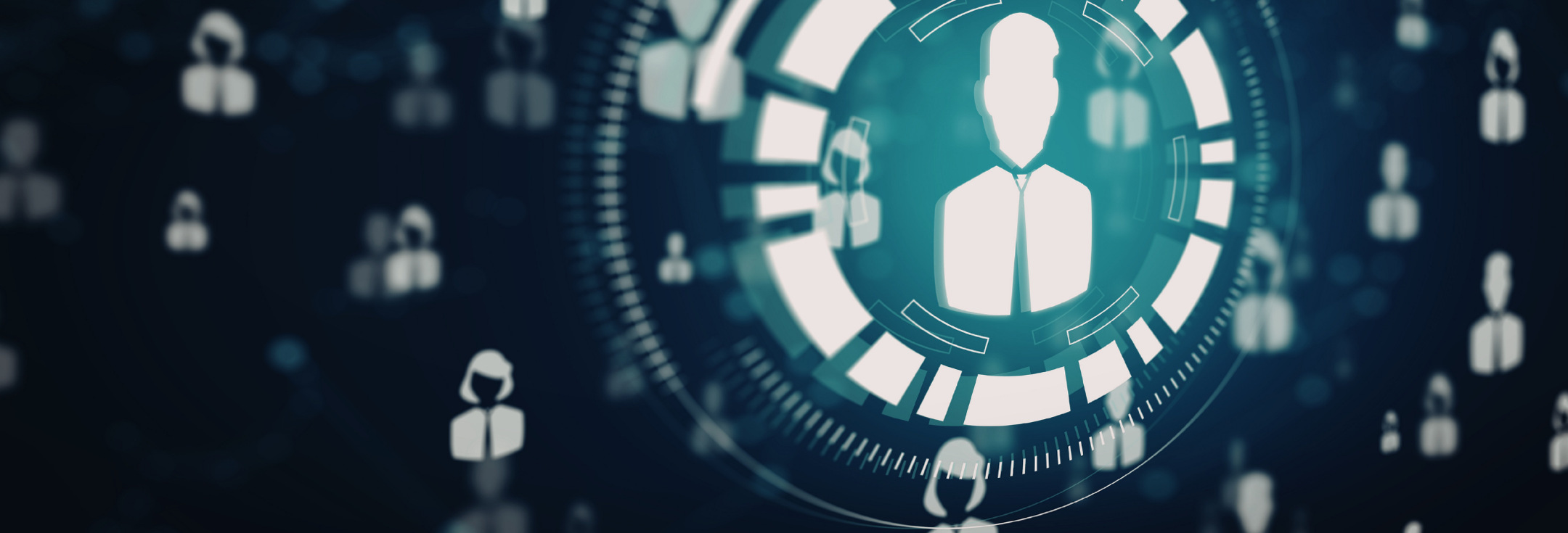 En grupp människor som står framför en klocka.