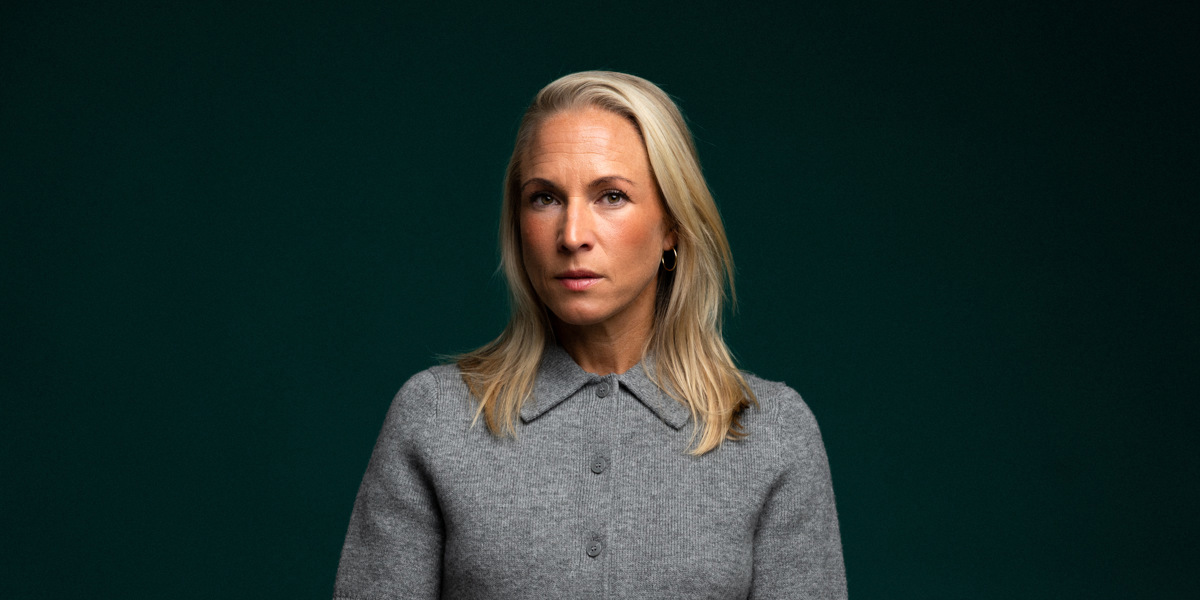 En kvinna som står med händerna i fickorna.