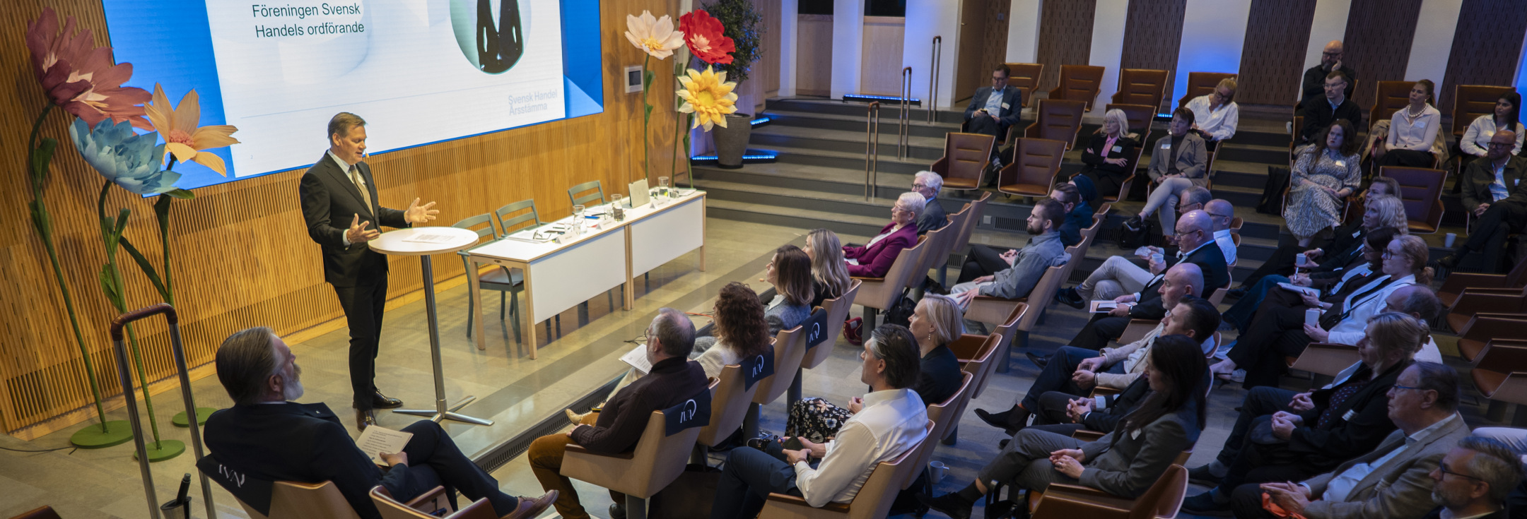 En man som står på ett podium framför en folkmassa.