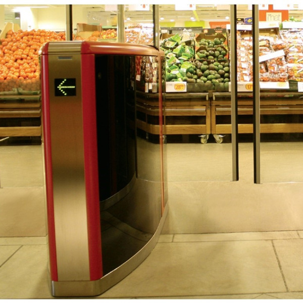 En tom livsmedelsbutik med två öppna dörrar.