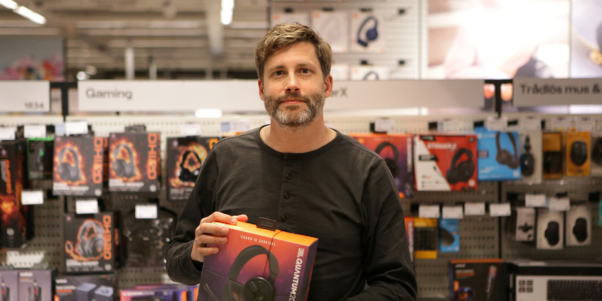 En man som håller en bok i en butik.