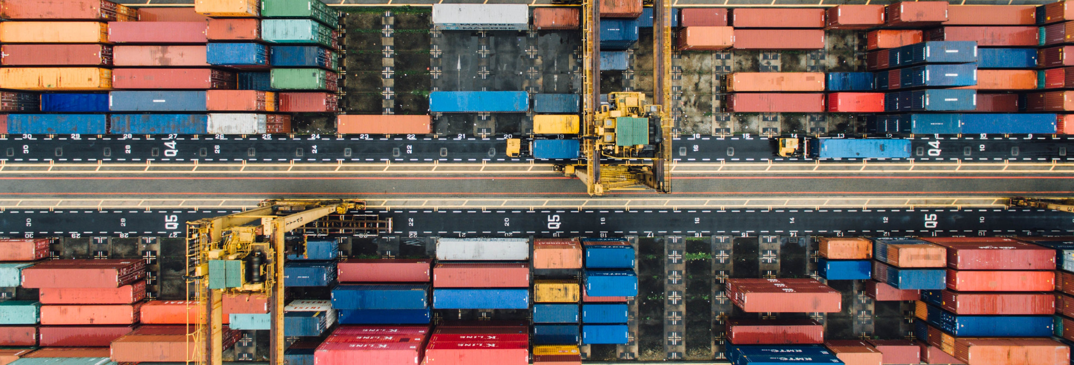 Flygbild av lastcontainrar vid en sjöfartsterminal.