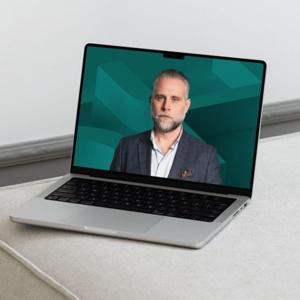 En bärbar dator med en man på skärmen.