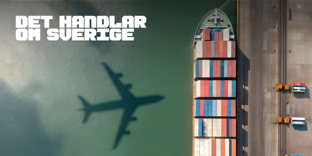 Ett stort jetplan som flyger över ett containerfartyg.