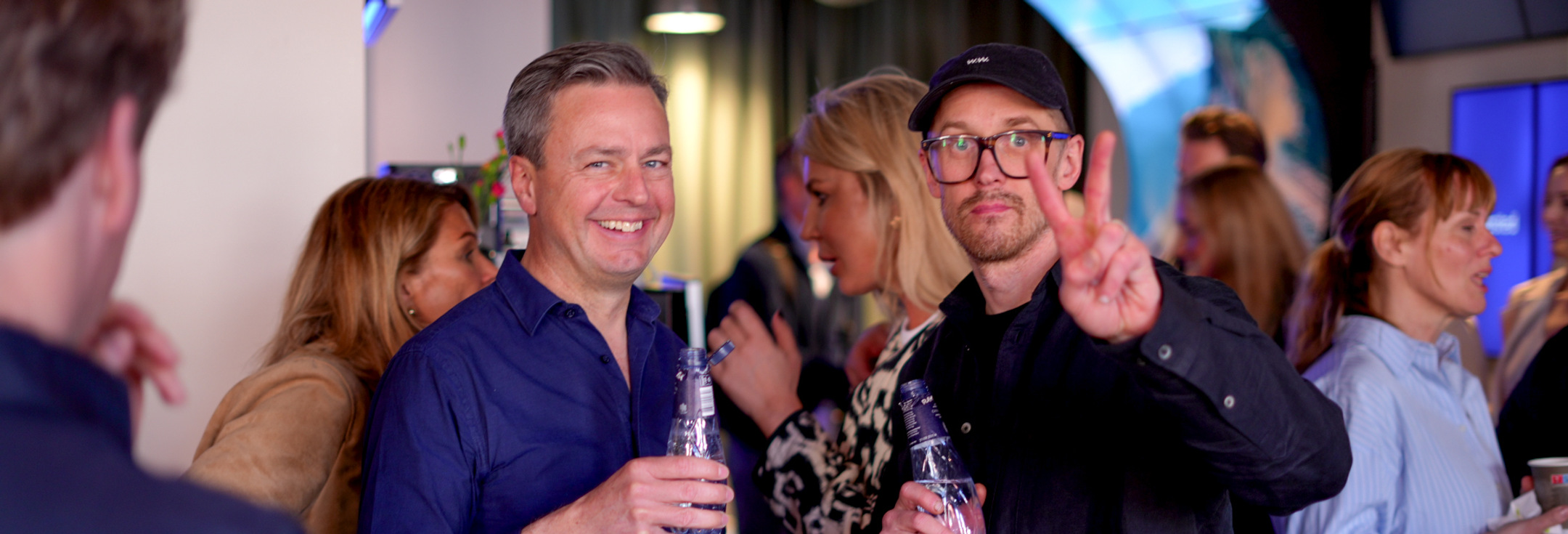 En grupp människor som står runt varandra.